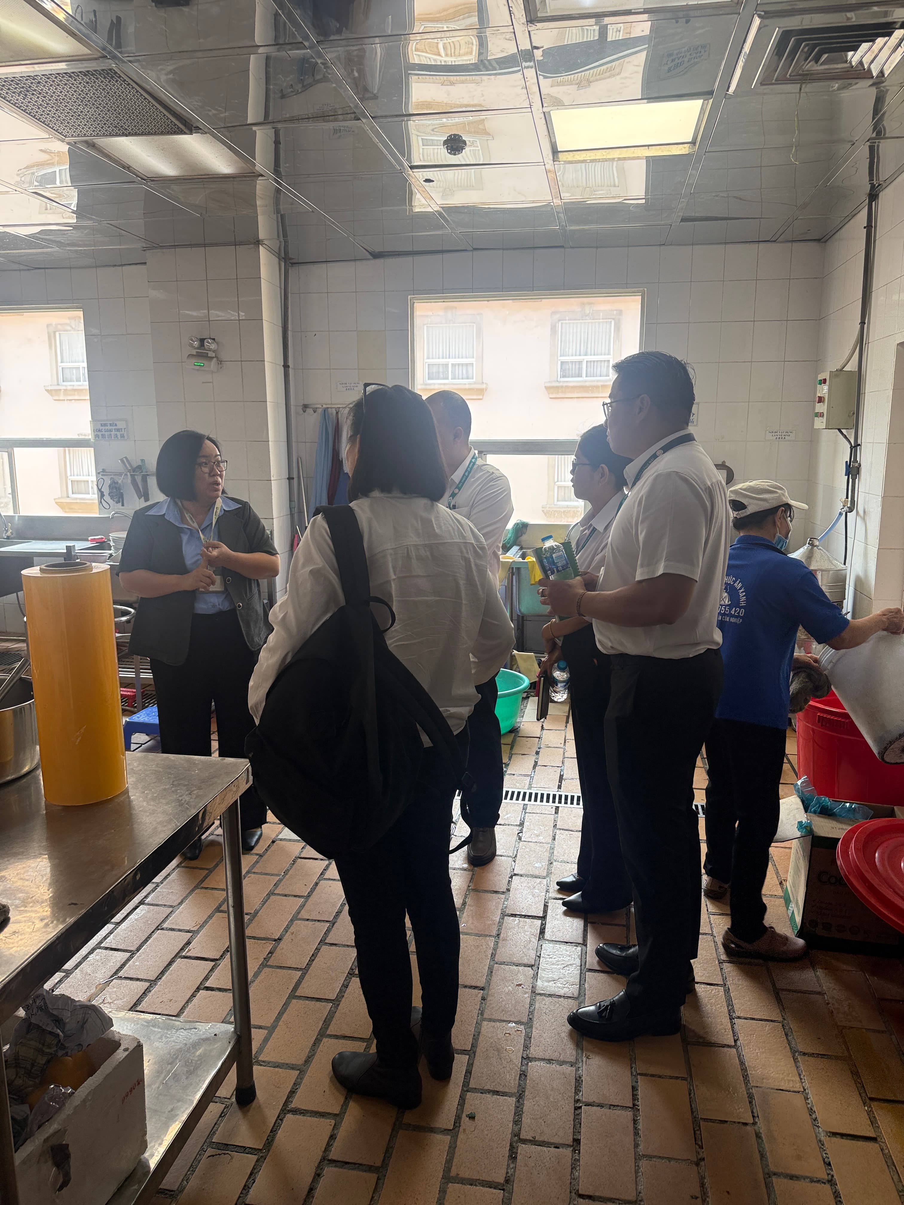 So sánh thực phẩm tươi sống và đông lạnh: Bài toán tối ưu chi phí cho bếp ăn